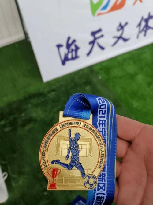 落后的高外爸爸并不慌乱,在前场积极压迫,陈吉凌的逼抢,让易弯科技